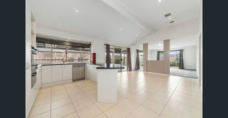 Spacious Family Living in Quiet Court Location - Primary and Secondary Schools mins away - Photo 3