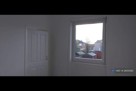 3 bedroom flat to rent - Photo 4