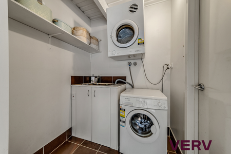 BRIGHT, BEAUTIFUL & PERFECTLY POISED TOWNHOUSE LIVING - Photo 3