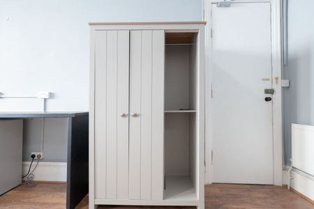 BILLS INCLUDED - Spacious Ensuite Studio in Cheniston Gardens, Kensington, London W8 - Photo 2