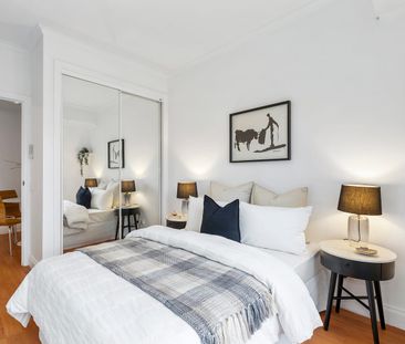 Chic Urban Sanctuary in a Prime Location - Photo 3