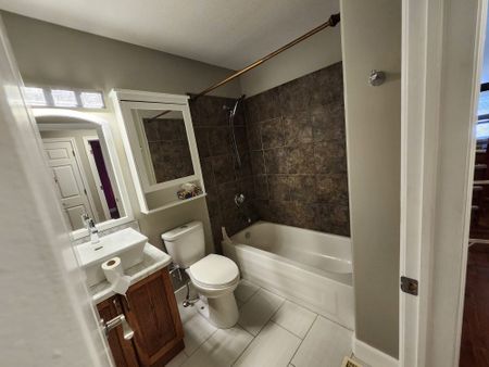 4 Bedroom 3 Bathroom Duplex in Deer Park Northeast!!! - Photo 3