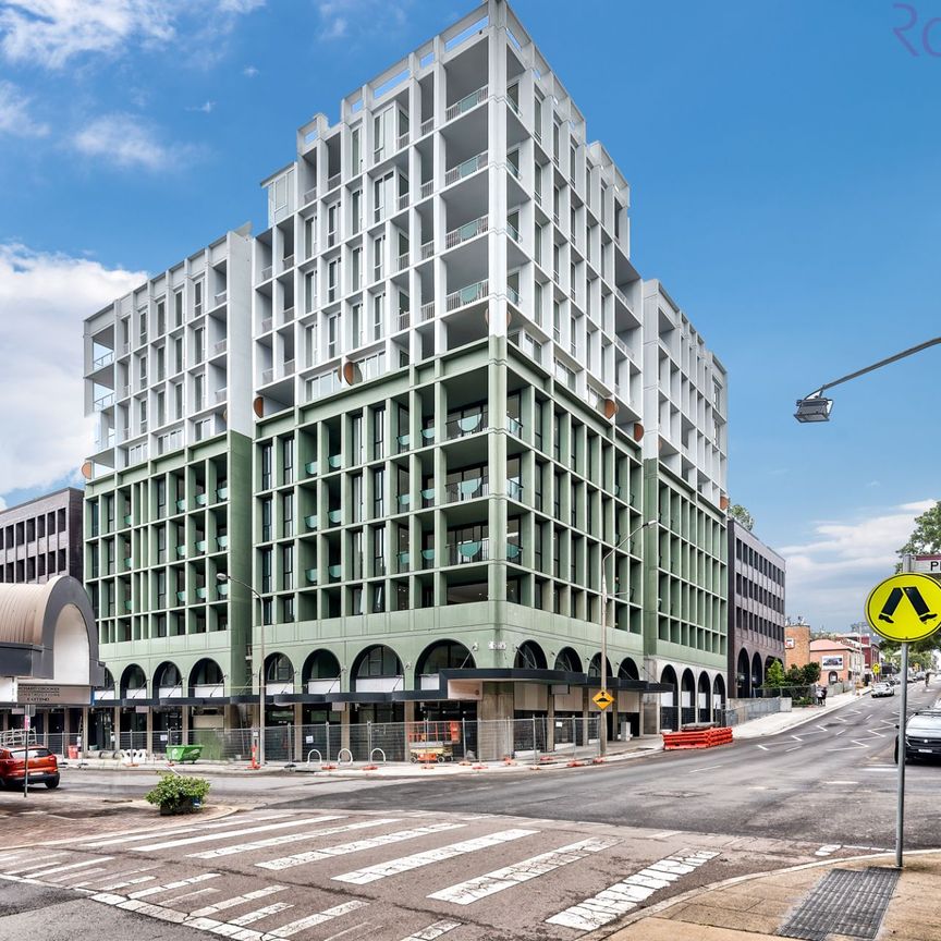 One bedroom apartment in East End's striking 'King & Perkins' building. - Photo 1