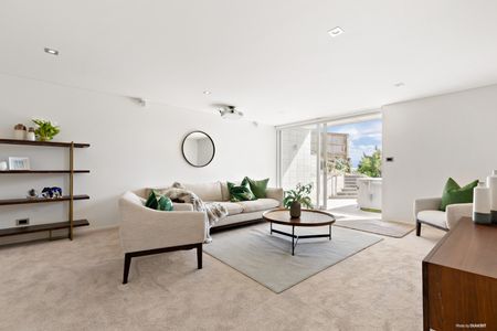 CASTOR BAY - Top Quality Luxury Family home with breath taking views - Photo 4