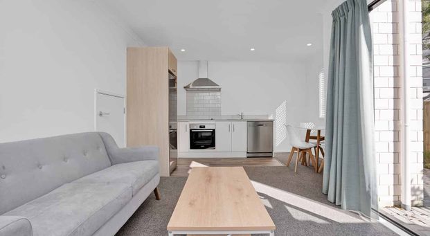 Power & Internet included - singles and couples considered - close to University - Photo 1