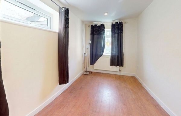 2 Bed Flat, Sydenham Road, CR0 - Photo 1