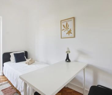 Rooms for rent in 6-bedroom apartment in Areeiro - Photo 5