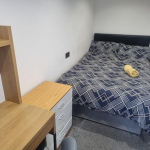 1 bedroom in a flat share to rent - Photo 2