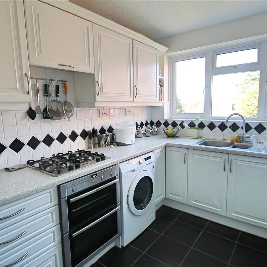 2 bed flat to rent in Howton Place, Bushey, WD23 - Photo 1