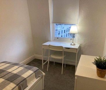 1 bedroom in a flat share to rent - Photo 2