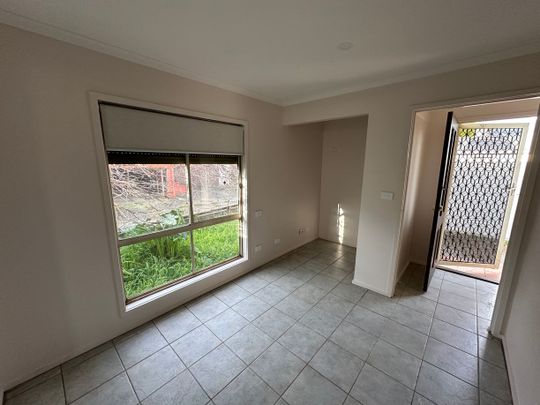 Rear bungalow in prime location-in the heart of Glenroy! - Photo 1
