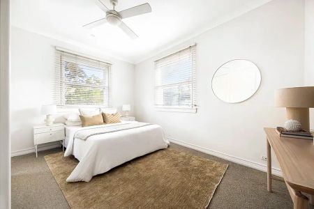 Quiet Top-Floor Art Deco With Ocean Outlook & Double Parking - Photo 2