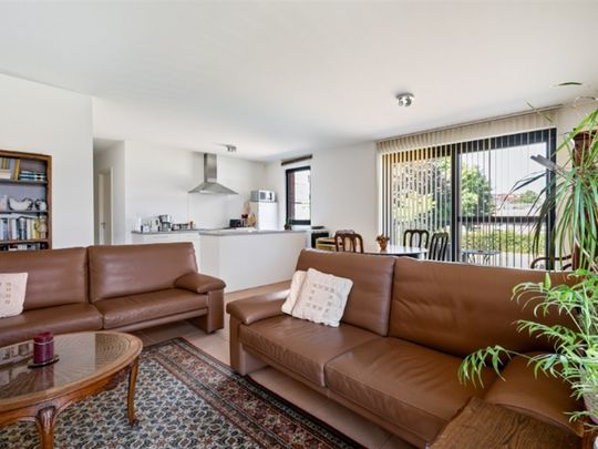 Instapklaar & centraal gelegen APP op 1eV met 2 SLK, terras en autostaanplaats - Photo 1