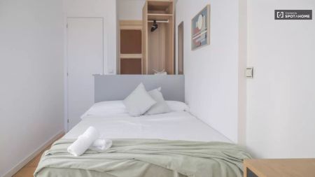 Room in a shared 18-bedroom apartment for rent in Argüelles, perfect for professionals and students - Foto 2