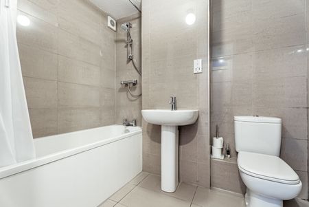 Available unfurnished now - Photo 5