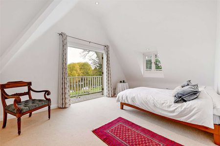 This stunning riverside property sounds ideal for those looking to enjoy the beauty of the River Thames - Photo 3