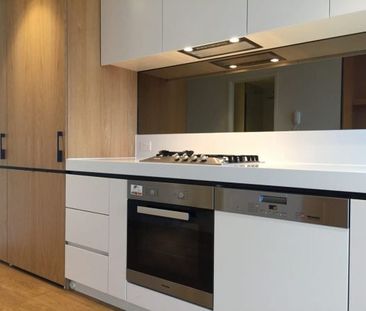 South Yarra Apartment | Panoramic Views & Luxury Living - Photo 2