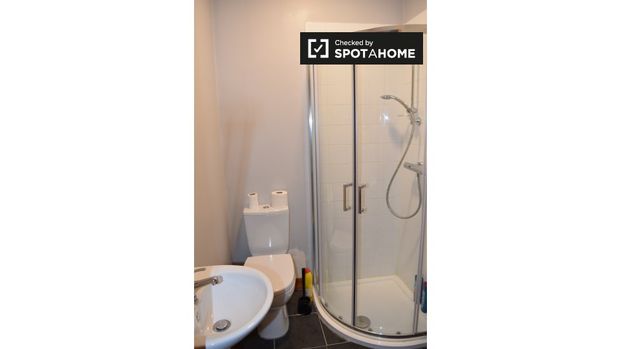 Room for rent in 4-bedroom apartment in Glasnevin, Dublin - Photo 1