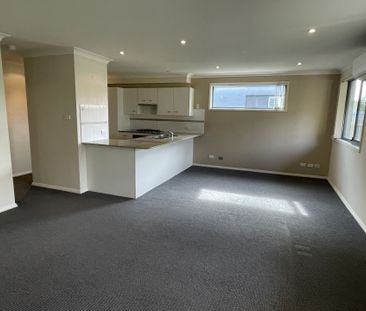 Contemporary style spacious three bedroom townhouse - Photo 1