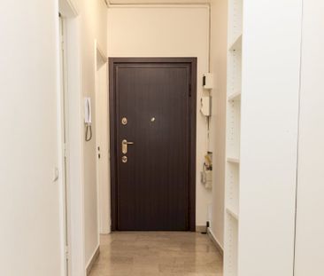 Elegant private room located on Via Maniago - Photo 4