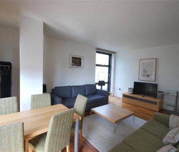 2 bedroom flat in London - Photo 1