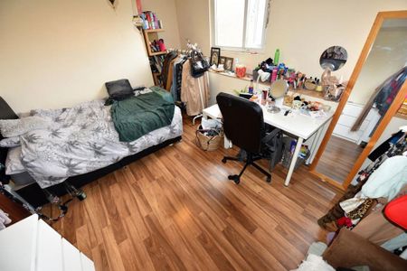 3 bedroom flat to rent - Photo 4