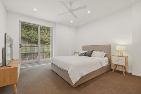 Spacious Apartment Enjoying Lake and Valley Views - Fully Furnished - Photo 4