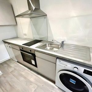 Shirley Road, SO15 - Photo 2