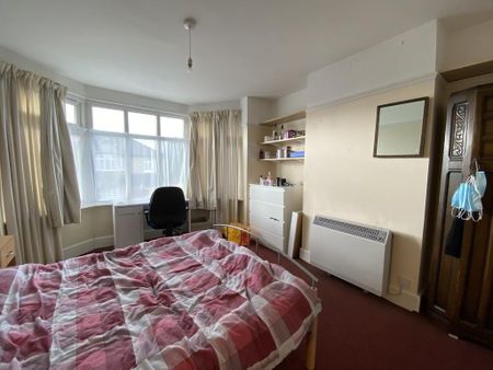 4 bedroom semi-detached house to rent - Photo 2