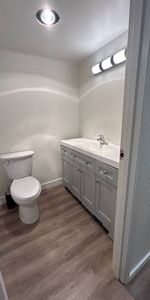 Renovated Jr.2BD+1 Bath - Stanley Manor - Photo 4