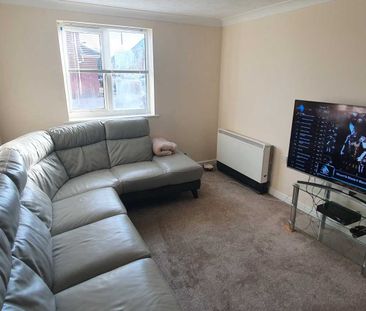 Price Reduced £1,000 pcm - Available Now - Part Furnished - Photo 3