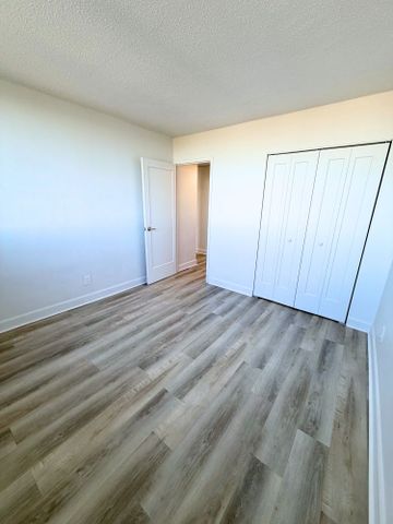 Renovated 3.5 Available NOW- 7705 Acadie - Photo 2