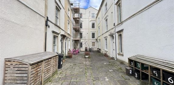 5 Bed Terraced House, James Place, BS8 - Photo 2