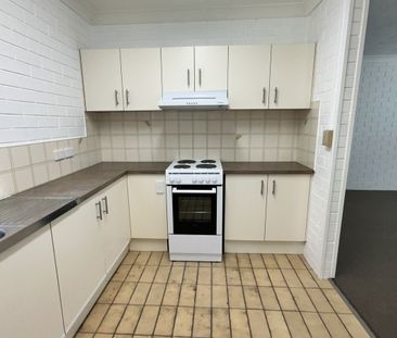 Large 2 bedroom unit in convenient location - Photo 4