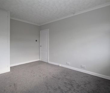 4 bedroom semi-detached house to rent - Photo 4