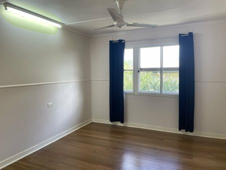 4 Bedroom with shed - Photo 2