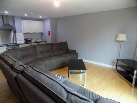3 bedroom ground floor flat to rent - Photo 2