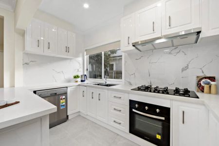 Renovated delight - Photo 3