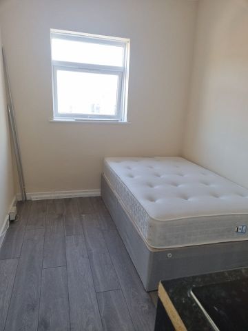 Studio Flat, King Street, E13 - Photo 2