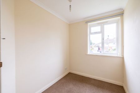 To Let 3 Bedroom Maisonette - Photo 2
