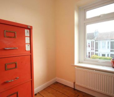 ***THREE SHARERS WELCOME*** A well-maintained three-bedroom terrace... - Photo 2