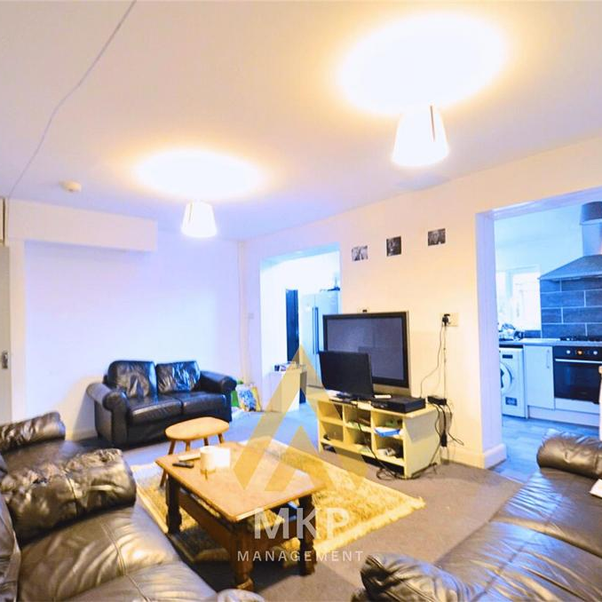 8 bedroom detached house to rent - Photo 1