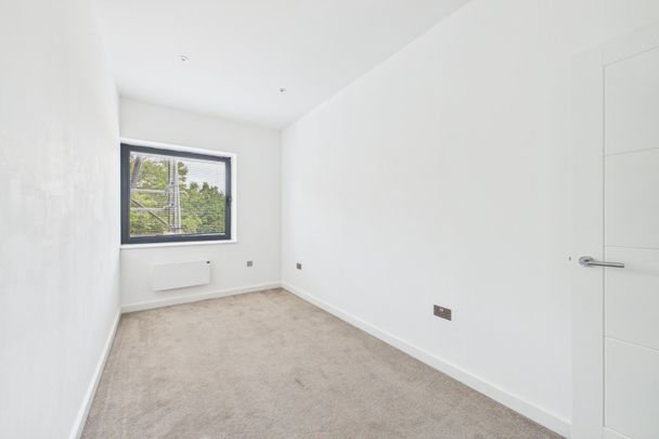 2 bedroom Flat in London Road, Camberley - Photo 1