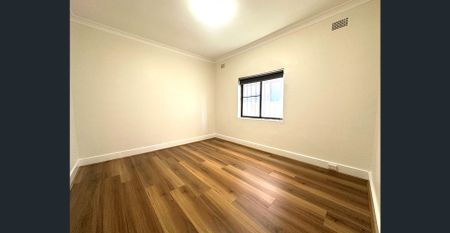 SUNNY & SPACIOUS THREE BEDROOM HOUSE - IN THE HEART OF EARLWOOD ! - Photo 3