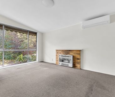 Comfortable Family Home in Prime Glen Waverley Location - Photo 5