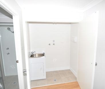 Modern Two-Bedroom Flat with Private Yard - Photo 5