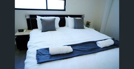 Spacious & Modern Furnished 3 Bed 2 Bath Apt with 2 Parking - Photo 3