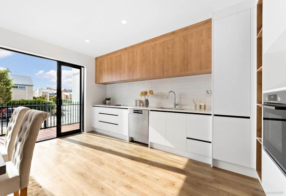 NEWLY built sunny FOUR bedroom townhouse in Hobsonville - Photo 1