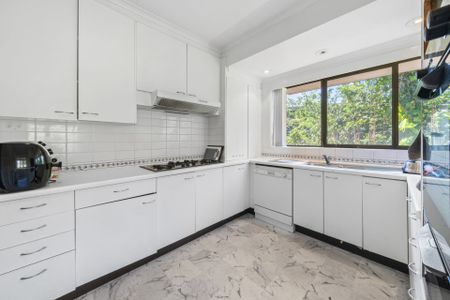 Spacious 3-Bedroom Unit with Water Views in Sandy Bay - Photo 4