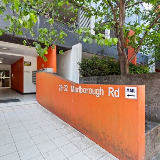 Ground Floor Full-Brick Apartment With Private Courtyard - Photo 1